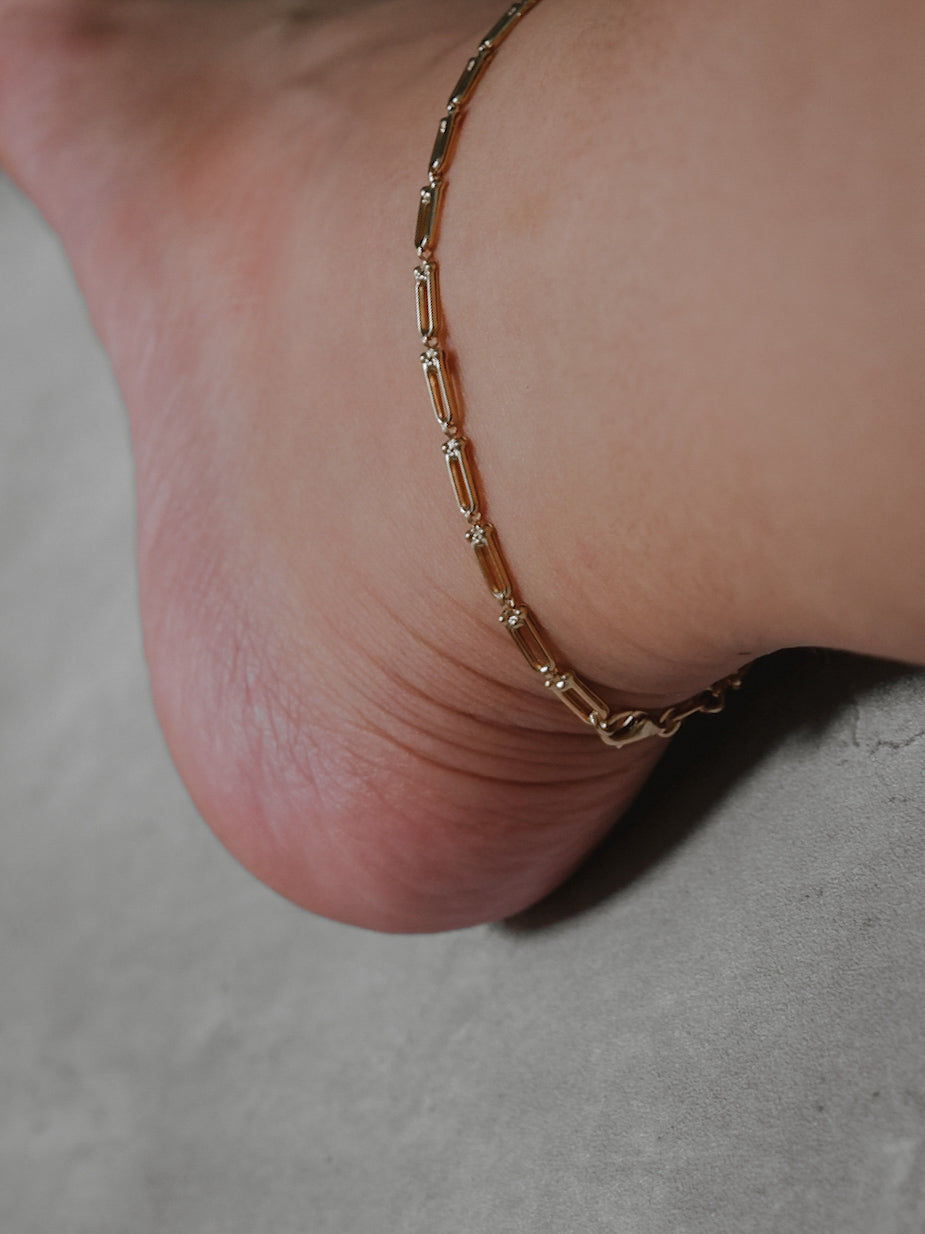 The Minimalist Hardware Anklet in Solid Gold