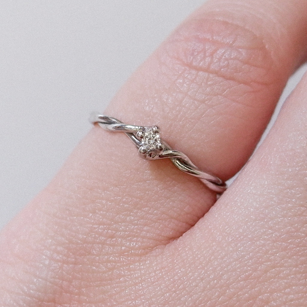 The Amélie Birthstone Ring in Solid Gold