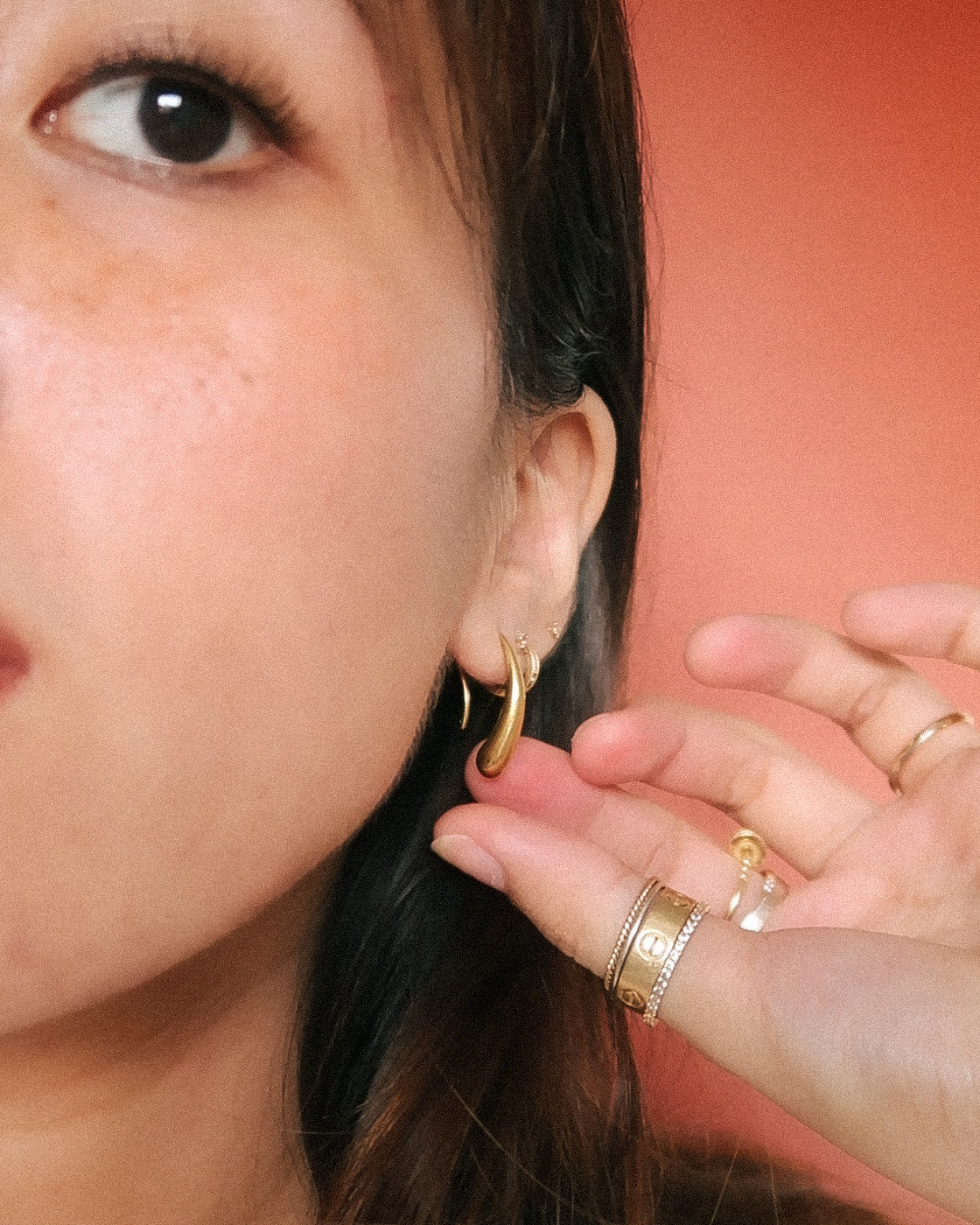 The Two-Way Pearl on Sliding Chunky Hoops