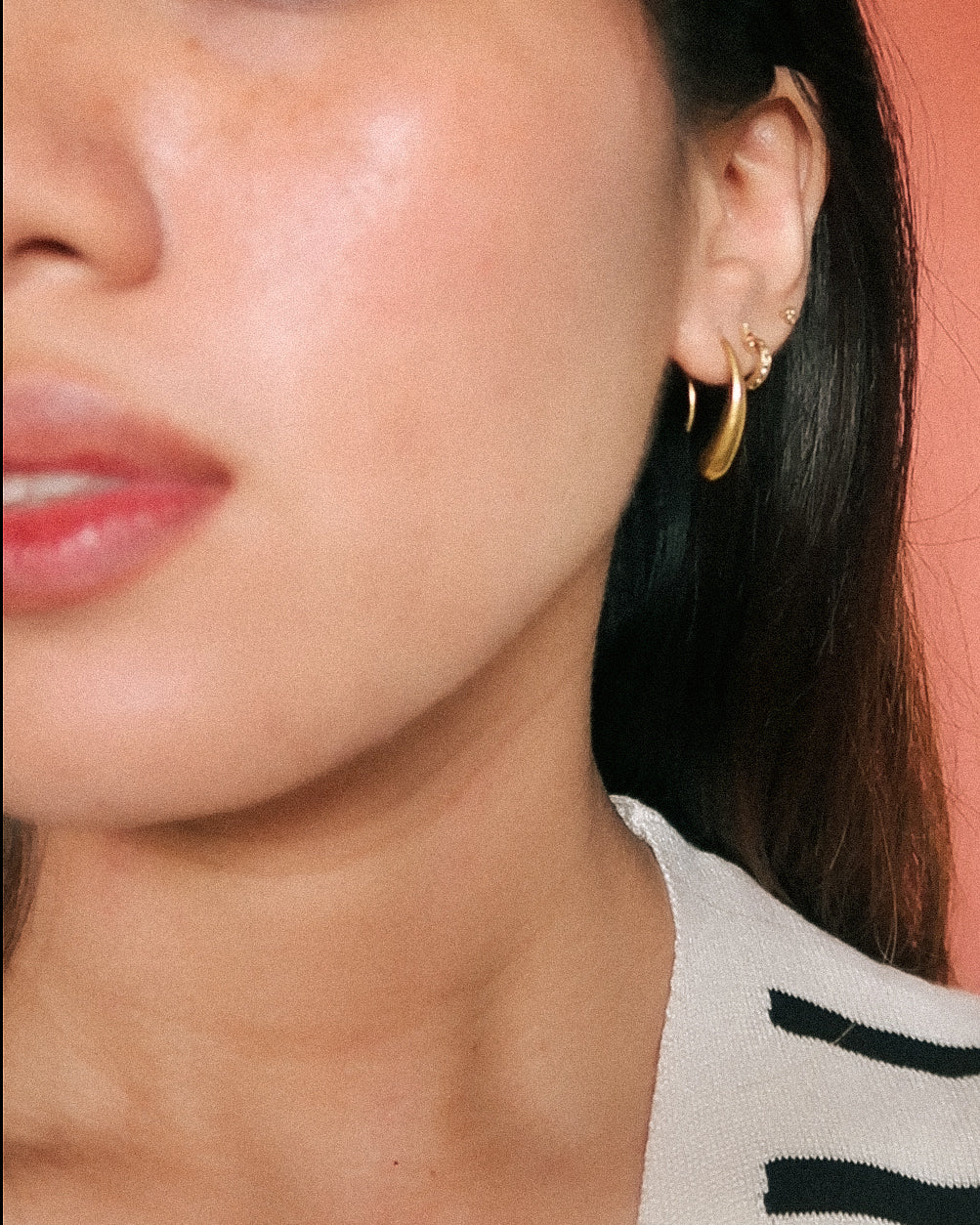 The Two-Way Pearl on Sliding Chunky Hoops