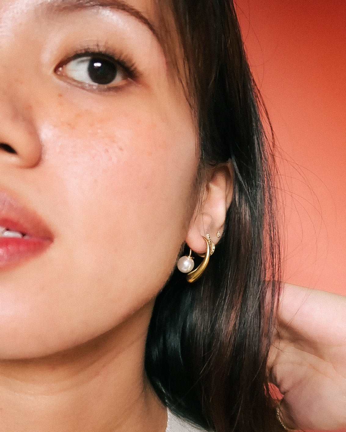 The Two-Way Pearl on Sliding Chunky Hoops