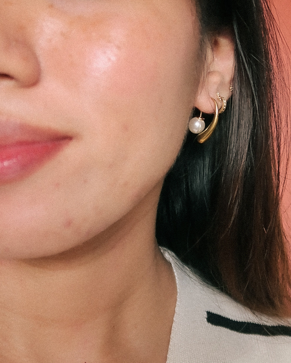 The Two-Way Pearl on Sliding Chunky Hoops