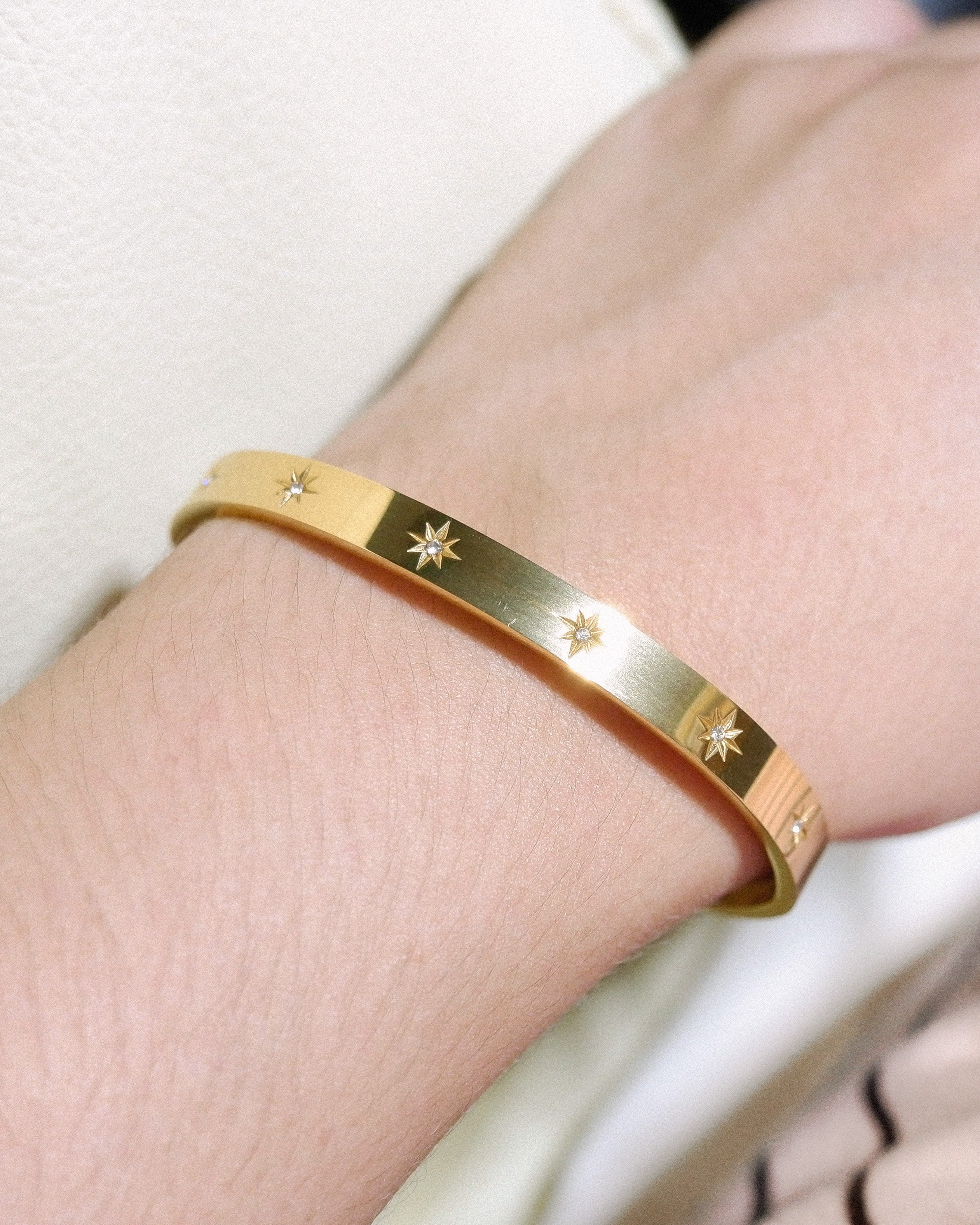 The Stellar Star Cluster Bangle
