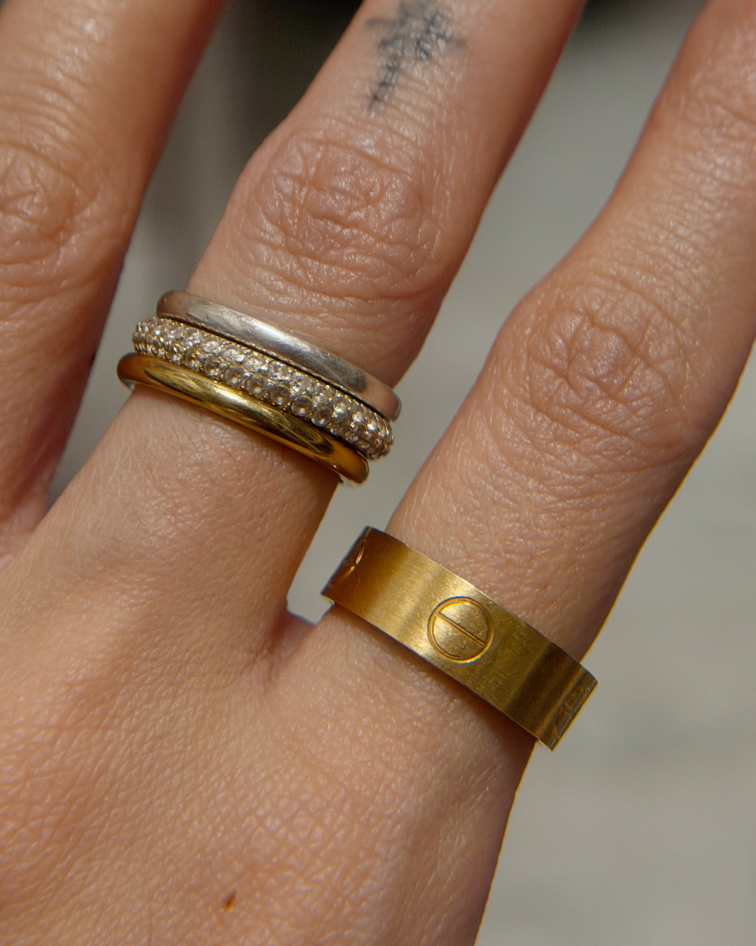 (Handed-down) The Damien Matte Brushed Love Ring in Solid Gold