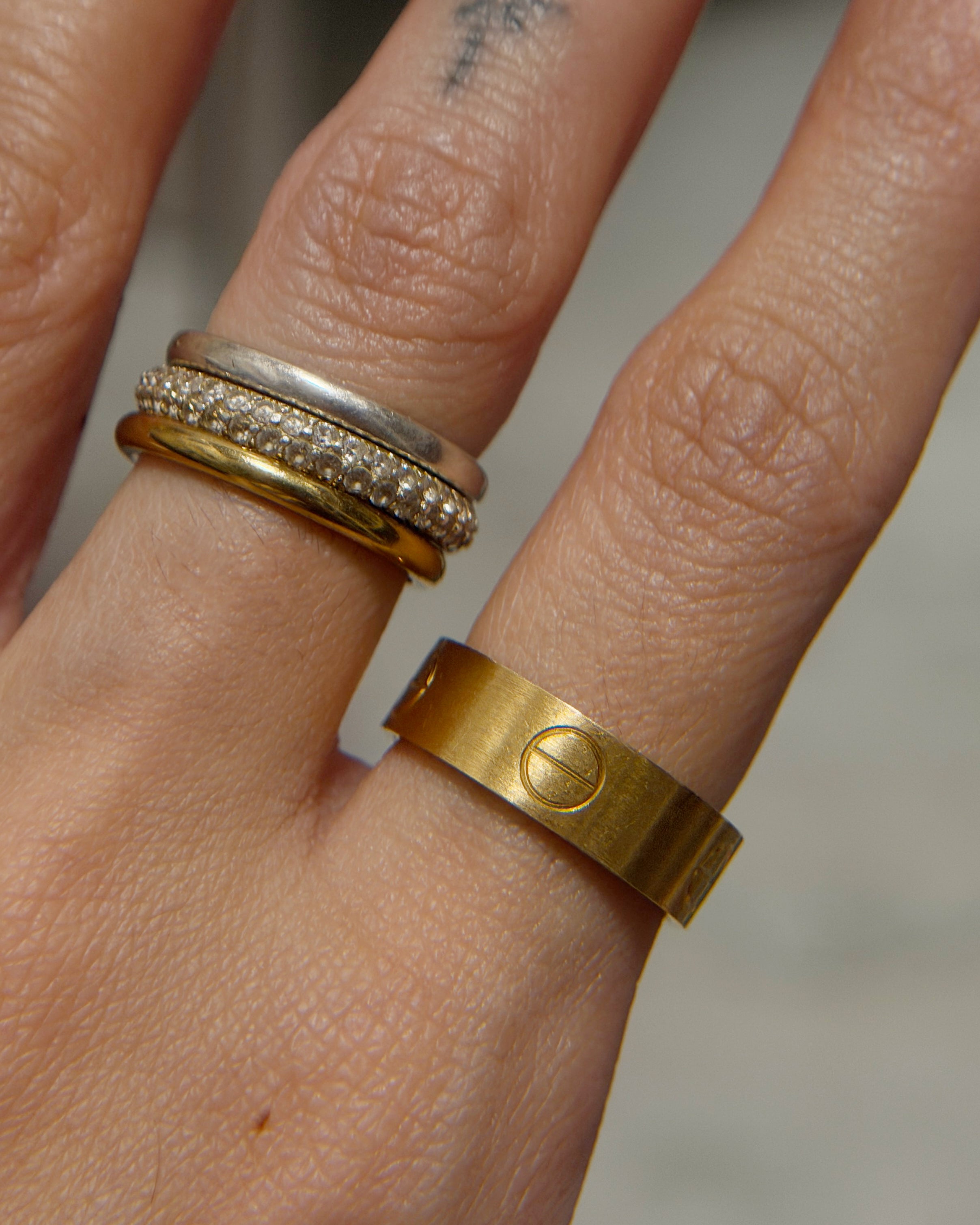 (Handed-down) The Damien Matte Brushed Love Ring in Solid Gold