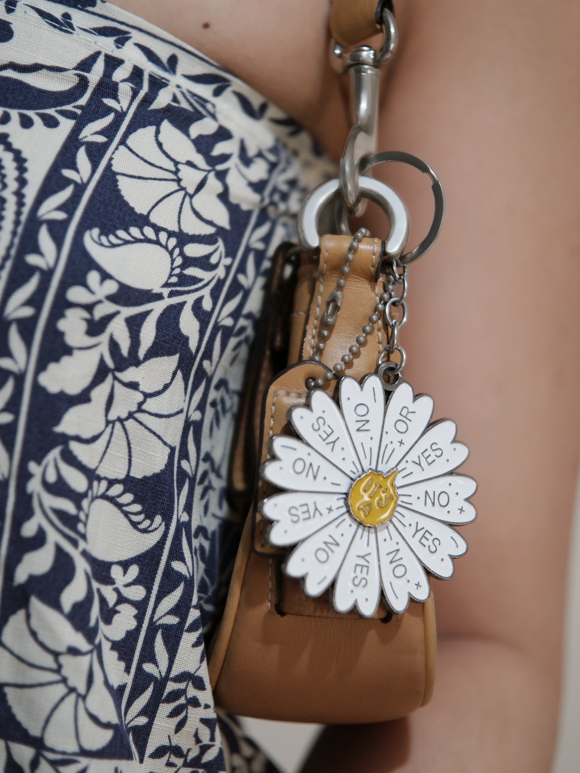 Indecisive Girlie Yes or No Daisy Fidget Keychain
