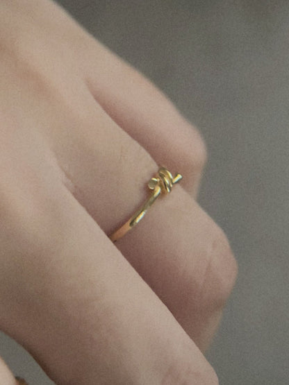 The Minimalist Knot Ring in Solid Gold