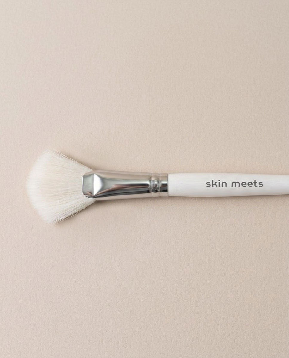 Mess-Free Facial Flat Fan Brush