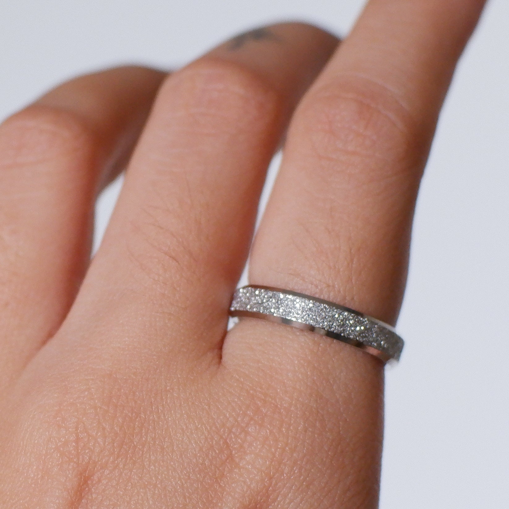 The Frost Illusion Ring in 4mm