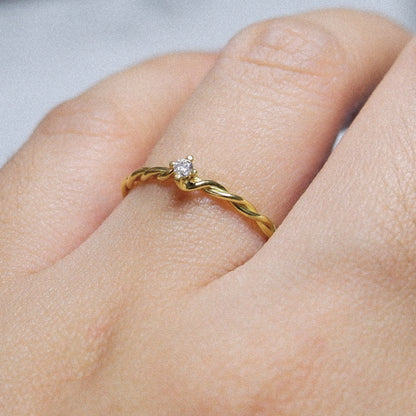 The Amélie Diamond Ring in Solid Gold