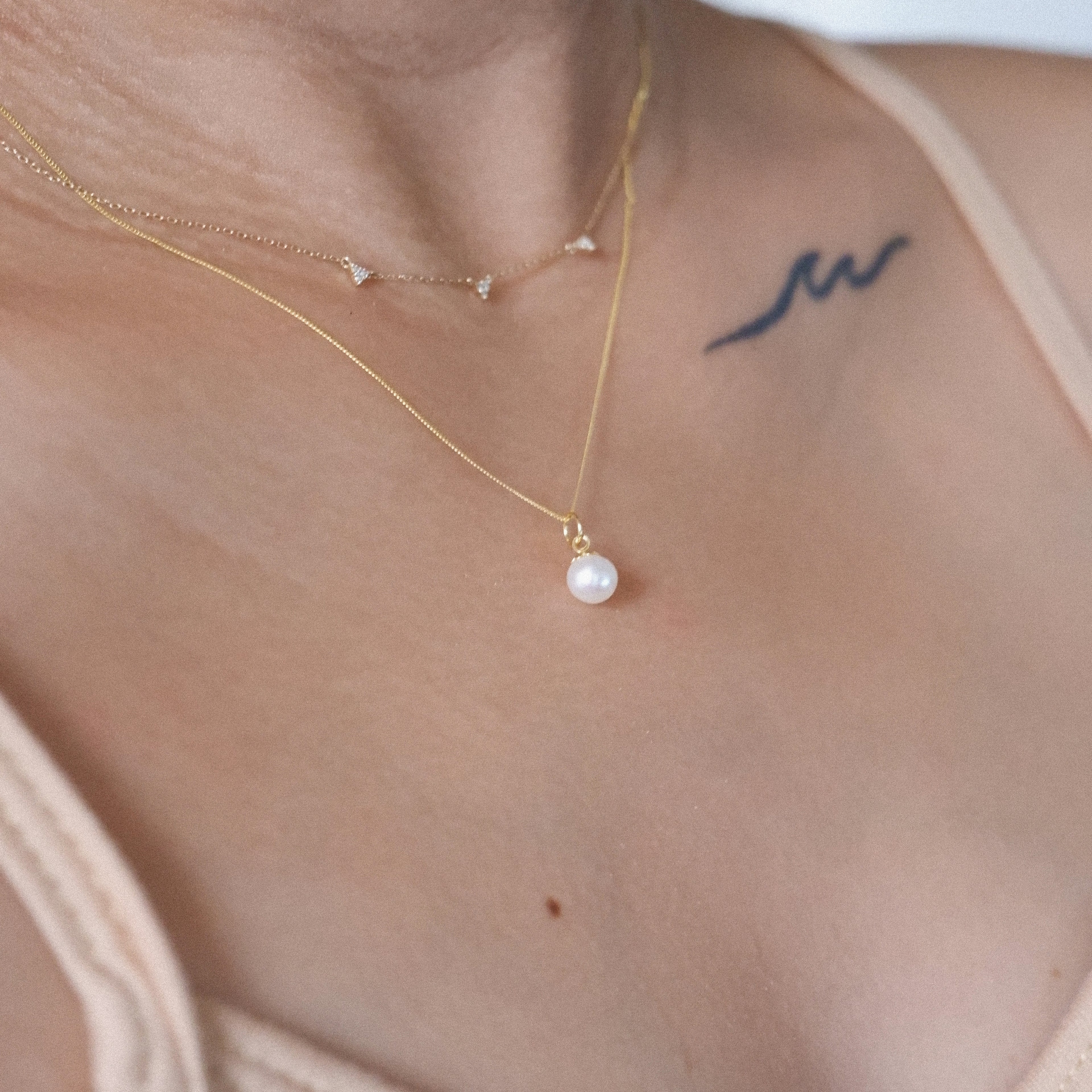 The Minimal Pearl Pendant in Solid Gold